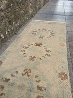 Load image into Gallery viewer, Faded kilim rug, 2.9x9.10 ft, v273

