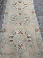 Load image into Gallery viewer, Faded kilim rug, 2.9x9.10 ft, v273
