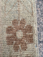 Load image into Gallery viewer, Faded kilim rug, 2.9x9.10 ft, v273
