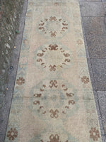Load image into Gallery viewer, Faded kilim rug, 2.9x9.10 ft, v273
